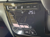 【オートエアコン】一度お好みの温度に設定すれば、車内の温度を検知し風量や温度を自動で調整。暑い&hellip;寒い&hellip;と何度もスイッチ操作をする必要はありません。快適な車内