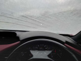 【アクティブ・ドライビング・ディスプレイ】フロントガラスにルートや車速などの情報を表示し、ドライバーの視線移動と、焦点調整の 時間をさらに短縮する事で、わき見のリスクを低減し ます。