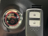 【Hondaスマートキー】カバンやポケットに入れたままでもドアの施錠・解錠が可能なスマートキーを装備。エンジンのオン・オフ時もカギを取り出す必要が無いからとっても便利です♪
