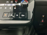 【スイッチ式シフト】レバーの出っ張りがなく、前方の視界がスッキリして運転席まわりのスペースが広がるメリットがあります。また、誤操作を防ぐ安全設計も施されています。