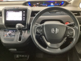 【ハンドル】運転にかかわる様々な操作を安全に行えるように視点移動が少なく操作性に配慮されたスイッチ類が凝縮されたコックピットです。