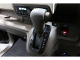 インパネシフトだから視線の移動も少なく足元もスッキリ♪運転席もゆったりしているのでゆとりを持ってドライブできますね!