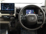 運転にかかわる様々な操作を安全に行えるように視点移動が少なく、操作性に配慮されたスイッチ類が凝縮されたコクピットです。