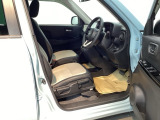 運転席は、大きな座面と包み込むような背もたれがドライバーの身体全体をしっかり支えます。上質なシート素材と座り心地のよいクッションを採用し、長時間の運転やコーナーの多い道も快適です。