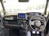大きなガラスエリアと高めのアイポイントにより前方・左右の見切りが良く、狭い道や駐車も安心して行えます。広い室内空間で快適性も高く、日常使いからファミリー用途まで幅広く活躍する一台です。