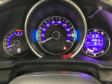 真ん中にスピードメーターを配した、見やすい3眼メーターになっています。右側のインフォメーション画面でオドメーターや燃費などの情報を確認できます。