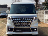 天井も両サイドも真っ直ぐなBOX型のボディだから、頭上も肩まわりも余裕たっぷり。開放感のあるリラックス空間で、運転中の動作もラクラクです。