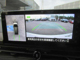 【アラウンドビューモニター装備】 バックカメラによる後方の確認だけでなく4つのカメラで真上から見ている様に周囲360度を写し出し、自車周辺の詳細な状況を確認出来ます。狭い場所での取り回しも安心です。