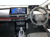 運転席周りのレイアウトをご覧ください。ナビゲーションが綺麗に装着されすっきり収まってますね!