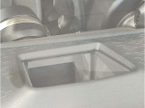 【ヘッドアップディスプレイ】現在の車速表示や目的地へのルート案内やメディア関連のリストを表示する事が可能です。視線移動を減らす事によりドライブに集中して頂けます。