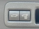 【パワーバックドア】スマートキーや運転席のボタンを押すだけでリアゲートが自動で開閉します!荷物を持っている時や、高い位置にあるバックドアを閉める際に便利な機能です♪