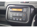 フルオートエアコンが装備されています!お好みの温度設定をするだけでエアコンの風量やモードの切り替えを自動でコントロールしてくれます!ユーザーの操作が少なく燃費走行にもつながります!