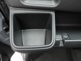 カップホルダーは運転席や助手席からちょうど手の届く位置です!!
