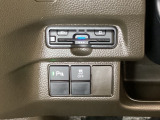 ハンドルの左下にETCがついています。高速道路の料金所の通過も楽々です。 カードの取り出しもしやすい場所についています。