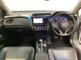 車内は光触媒抗菌消臭施工済です。インパネ周りはスタイリッシュなデザインです。グローブボックスやカップホルダーのほかにトレーなどたくさんの収納スペースが付いています。
