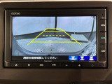 リバースギアに入れるだけで後方の表示へ切り替わります。夜間や雨の日の駐車も楽になりますよ。