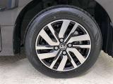 純正のアルミホイール装着。タイヤサイズは165/65R14