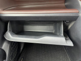 【グローブボックス】大容量のグローブボックスです!!車検証ケース他、日頃使う小物類の収納スペースもたくさんあります!
