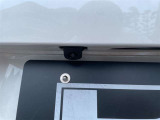 【バックカメラ】後退時に車両後方の映像をモニターに映す機能。目視できない死角を確認でき、衝突事故を防ぎます。駐車が苦手な方だけでなく全てのドライバーに必須の安全装備です。