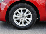 標準装備の純正15インチアルミホイール。タイヤサイズは185/65R15です。