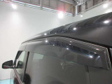 クルマと一体感がある.デザインのプラスチックバイザー 雨の日でも車内の換気ができます。