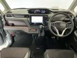 【インパネ】運転のしやすさを最優先に設計された見晴らしの良いフロントビュー。車両間隔が掴みやすく狭い道でも安心♪「安全」と「品質」を最優先に、安心してお乗りいただけるクルマを提供いたします。