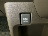 アクセサリーソケットはUSBのアダプターなどをつければ、スマホの充電にも使えます。周辺には物が置けるボックスがついています。