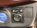 電動格納式ドアミラー付き。駐車場へ停めた時に、ボタン一つで左右のドアミラーをたたむ事ができます。