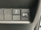 車がカーブの外側へ膨らんだり内側へ巻き込んだりする挙動を防止し安定した走行をサポートする横滑り防止装置付きです!