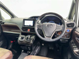 運転席まわりです。 各操作スイッチは使いやすい位置に配置されてます。