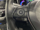ステアリングスイッチ付きで、運転中に視線を前に向けたまま操作できます。