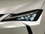【LEDヘッドライト】悪天候や夜間走行時も良好な視界を確保し安心して運転できる高輝度LEDヘッドライトを装備!点灯速度が早く、消費電力も抑えられています。