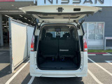 バックドアは大きく開きます。定員乗車時でも十分広いラゲッジスペースを確保しています