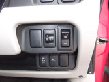 運転席にはシートヒーター装備です。