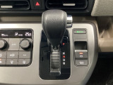 インパネシフトにより足元がすっきりし、乗り降りや前席の移動がスムーズ。電子パーキングブレーキも装備され、停車時の操作がよりスマートになります。