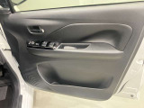 【運転席ドア】ボトルホルダーや収納ポケットが付いているので運転席周りもスッキリ保てます★