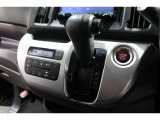 インパネシフトだから視線の移動も少なく足元もスッキリ♪運転席もゆったりしているのでゆとりを持ってドライブできますね!