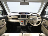 【運転しやすい工夫】お洒落なデザインながら、死角を減らすためピラーに小窓を採用しています。左右の確認がしやすく、交差点などでの安全な走行をしっかりと支えてくれる優しい設計です。