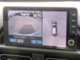 マルチビューカメラを装備しています。車両前後左右に装備した4個のカメラで上空から見下ろしたように路面を映し出す「グラウンドビュー」などの高精細な映像をボタン操作で状況に応じナビ画面に表示します。