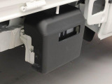 バッテリーカバーも装備され、バッテリー周辺を保護しています。細部まできれいな状態を保った車両です。