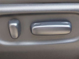 パワーシート搭載。微妙な調整が手軽にでき、最適なポジションで運転することが可能です。