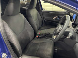 運転席の画像です。足元やシートまわりに余裕があり、リラックスした姿勢で運転が可能です。視界も良好で操作系へのアクセスもしやすく、快適で安心感のあるドライブをサポートします。