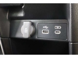 USBオーディオ用ソケットがついていますので携帯電話などを接続すれば音楽等の再生が可能です!充電用ソケットもございます!