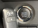【キーフリーシステム】カバンやポケットに入れたままでもドアの施錠・解錠が可能なスマートキーを装備。エンジンのオン・オフ時もカギを取り出す必要が無いからとっても便利です♪