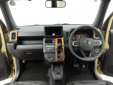後退時に車両の後ろ側をモニター画面に表示します。車庫入れなどでバックする際に後方確認ができて便利です。車庫入れが苦手な人もこれで安心。
