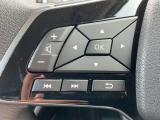 ステアリングスイッチで目線を放さずオーディオ操作が可能です。