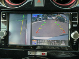 ギアを『R』に入れた後、カメラボタンを押すと、運転席から見えない左側面をナビ画面にうつしてくれるので、幅寄せや縦列駐車がし易くなります。