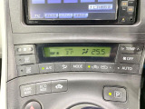 【オートエアコン】一度お好みの温度に設定すれば、車内の温度を検知し風量や温度を自動で調整。暑い&hellip;寒い&hellip;と何度もスイッチ操作をする必要はありません。快適な車内空間には必須の機能ですね♪
