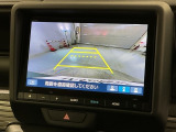 リバースギアに入れるだけで後方の表示へ切り替わります。夜間や雨の日の駐車も楽になりますよ。