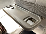 前席背面の格納式のテーブルは後部座席での食事や、スマホ・タブレットでの動画視聴などさまざまな用途で活躍します。